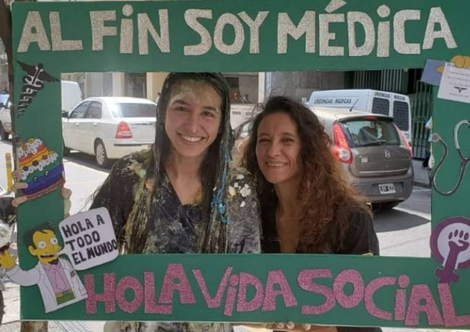 Le prohíben a doctora atender a un paciente porque no podía pagar: no le hizo caso a sus jefes y renunció