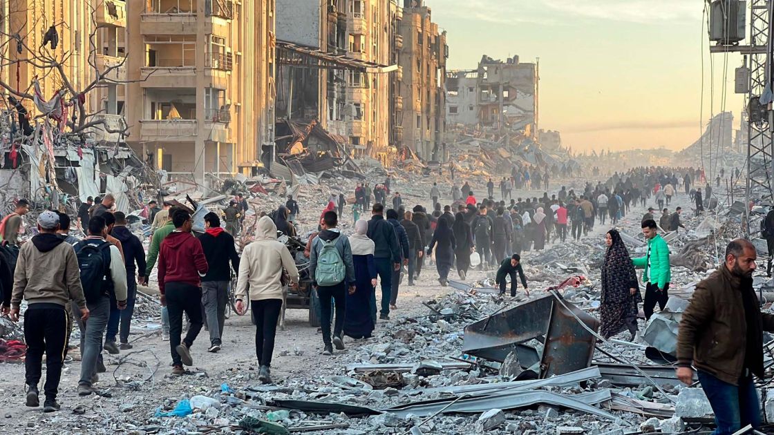 &quot;Lo destruyeron todo&quot;: cómo es el regreso de miles de palestinos a Gaza tras el cese el fuego