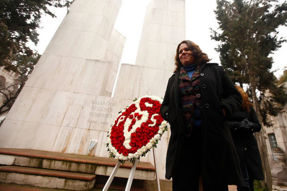 Maya Fernández durante la conmemoración, en el Cementerio General, del natalicio del ex Presidente socialista.