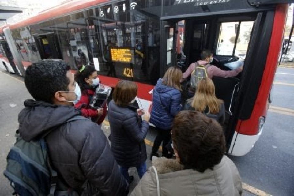 ¡Saquen las micros a la calle! Oposición denuncia “negligencia” del Ministerio de Transportes y que solo el 50 % de los buses están operativos&quot;