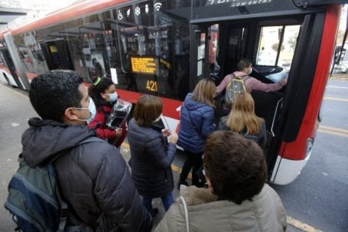 ¡Saquen las micros a la calle! Oposición denuncia “negligencia” del Ministerio de Transportes y que solo el 50 % de los buses están operativos&quot;