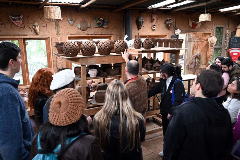 Festival OH! Stgo Rural se inaugura con recorrido y conversatorio en Pomaire